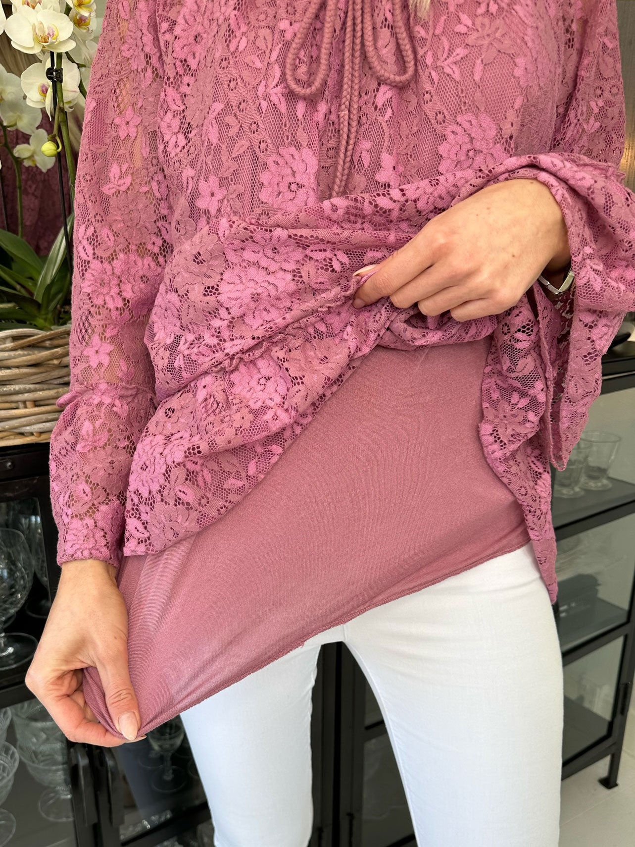 Trille - Sød blondetunika med flæsekant